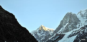 The first rays of the rising sun fall on Kedar Peak.
