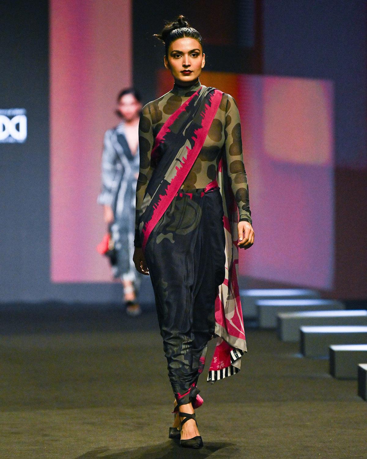 karisma kapoor for satya paul at fdci x lakme fashion week 2025