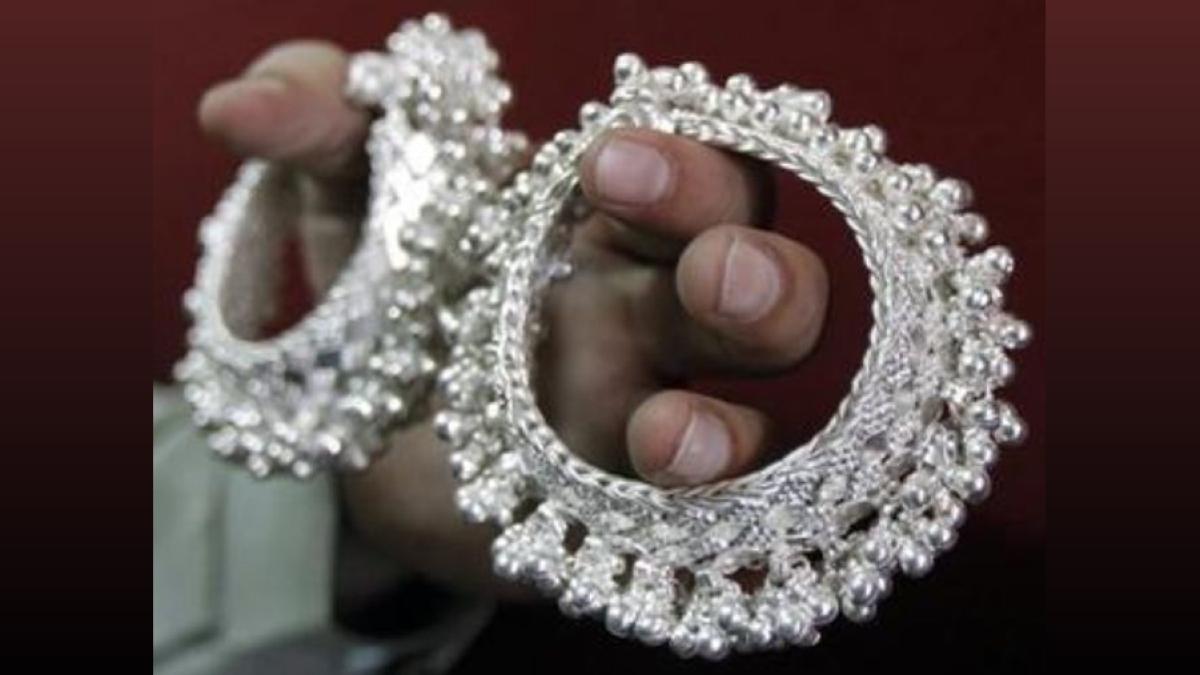 Silver Futures Fall Rs 321; Price at Rs 1,07,576